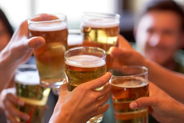 Ευτυχής φίλους πίνοντας μπύρα στο μπαρ ή παμπ — Φωτογραφία Αρχείου