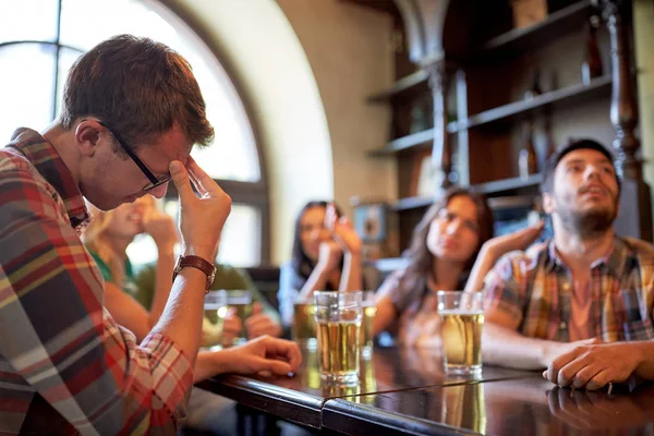 Przyjaciele z piwem, oglądanie piłki nożnej w barze lub pubie — Zdjęcie stockowe