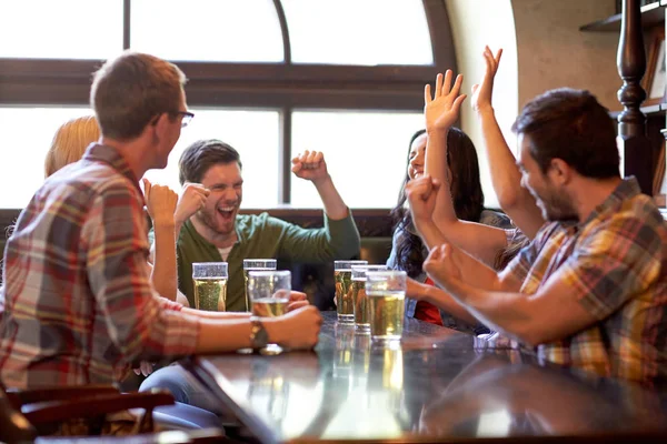 Τους οπαδούς του ποδοσφαίρου ή φίλους με μπίρα στο μπαρ του αθλητισμού — Φωτογραφία Αρχείου