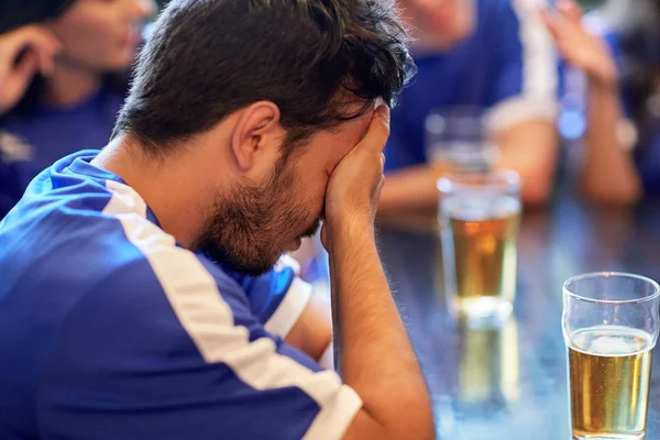 Close-up van triest voetbalfan op bar of pub — Stockfoto