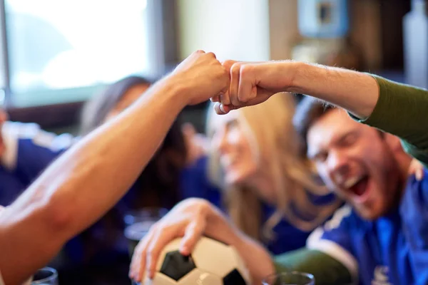 Fußballfans mit Ball feiern Sieg an Bar — Stockfoto