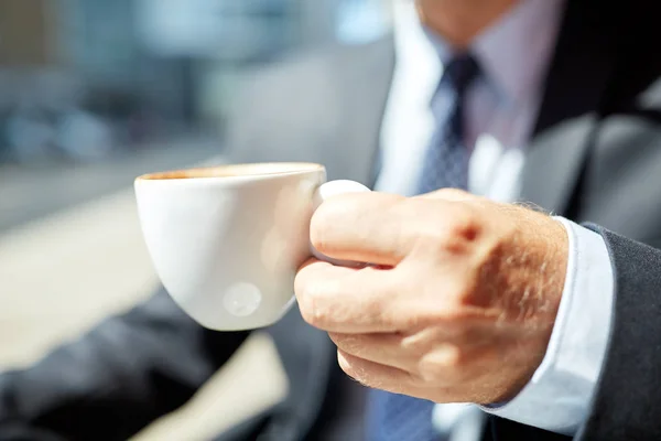 Senior affärsman hand med kaffekoppen utomhus — Stockfoto