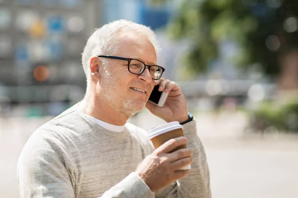 Lycklig senior man uppmanar smartphone i staden — Stockfoto