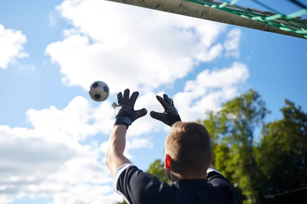 Воротар з м'ячем на футбольному полі — стокове фото