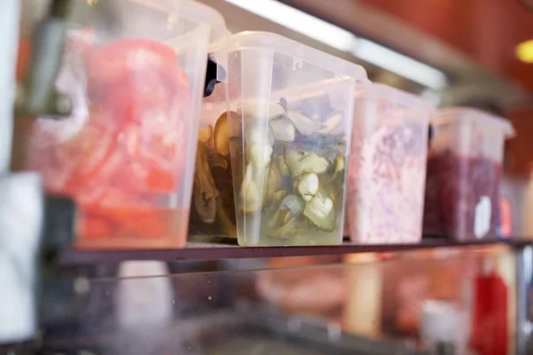 Container mit Lebensmitteln in der Restaurantküche — Stockfoto