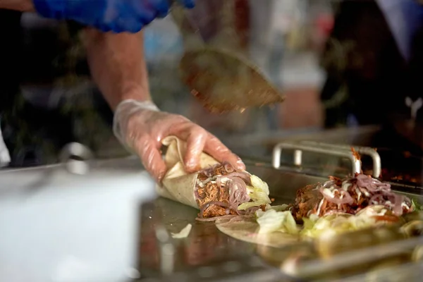Cook cooking tortilla wraps at street market — Stock Photo, Image
