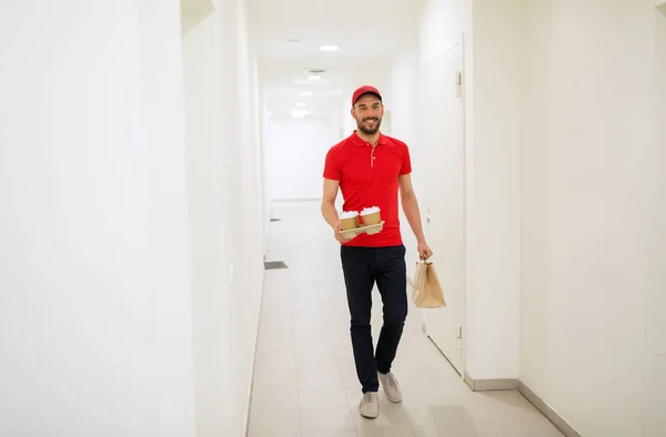 Hombre entrega de café y comida a casa del cliente — Foto de Stock