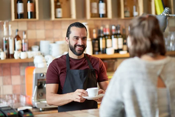 Man or waiter serving customer in coffee shop — Stock Photo, Image