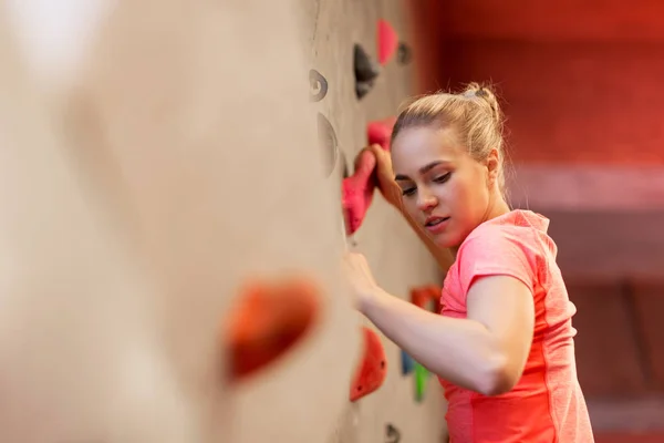 Jeune femme faisant de l'exercice au gymnase d'escalade — Photo