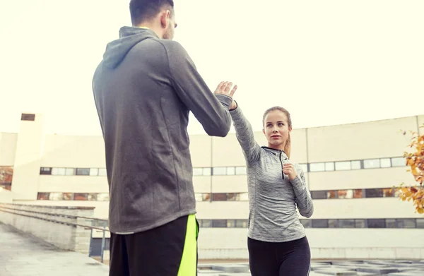 Frau mit Trainer übt Selbstverteidigungsschlag — Stockfoto