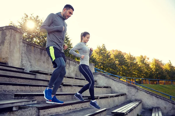 Paar läuft im Stadion die Treppe hinunter — Stockfoto