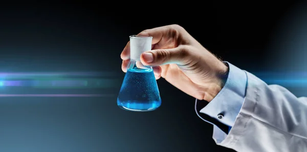 Close up de cientista segurando frasco com produto químico — Fotografia de Stock