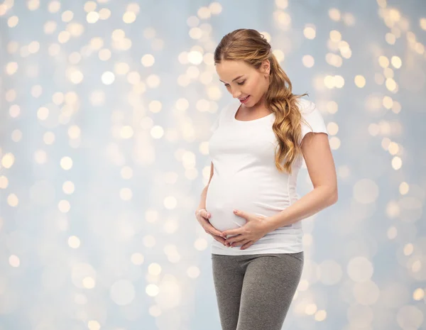 彼女の腹に触れる幸せな妊娠中の女性 — ストック写真