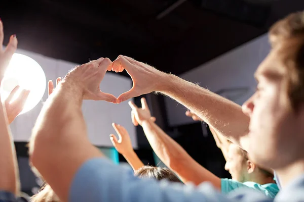 Gruppo di persone in concerto in club — Foto Stock