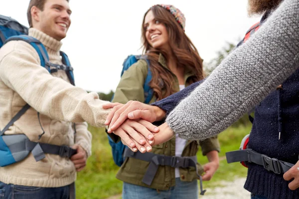 Grupo de amigos felizes com mochilas caminhadas — Fotografia de Stock