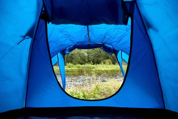 Vue naturelle de la porte de tente de camping en plein air — Photo