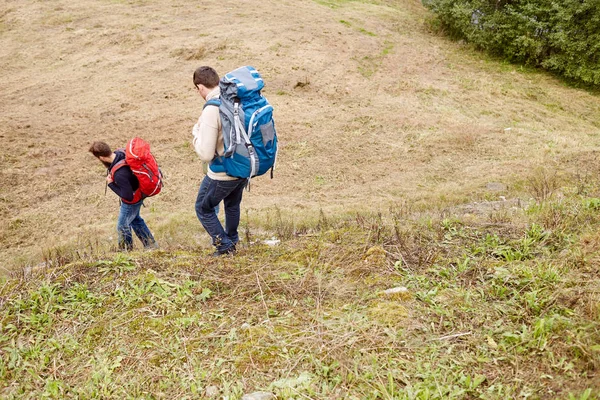 Friends with backpacks hiking — Stock Photo, Image