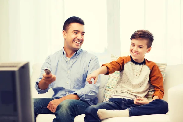 Smiling father and son watching tv at home — Stock Photo, Image