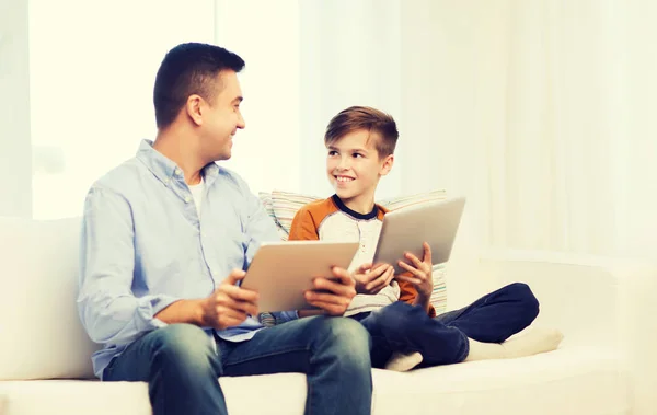 Feliz padre e hijo con la tableta PC en casa — Foto de Stock