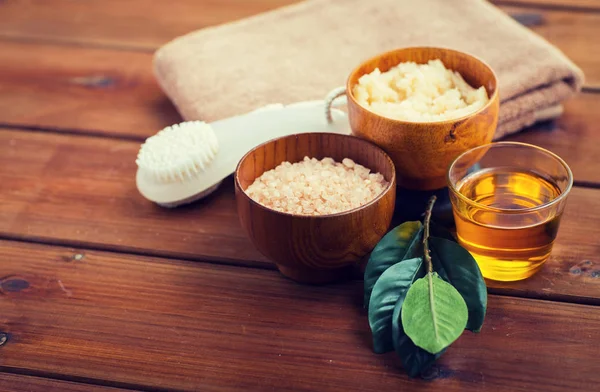 Close up of himalayan pink salt and bath stuff — Stock Photo, Image