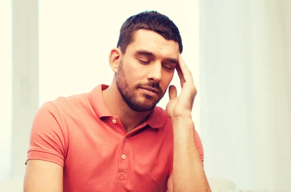 Homme malheureux souffrant de maux de tête à la maison — Photo