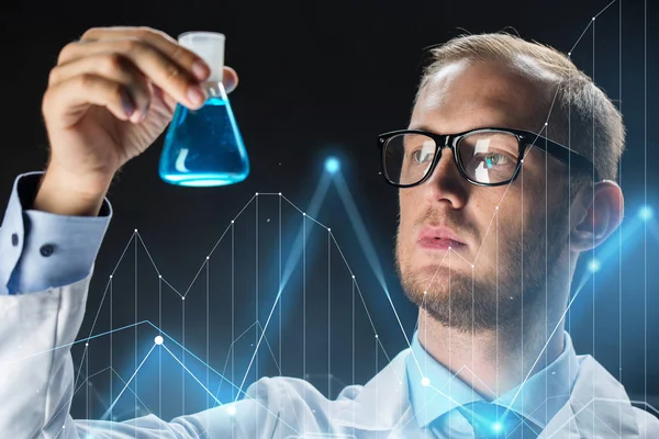 Junge Wissenschaftlerin hält Testkolben mit Chemikalie in der Hand — Stockfoto