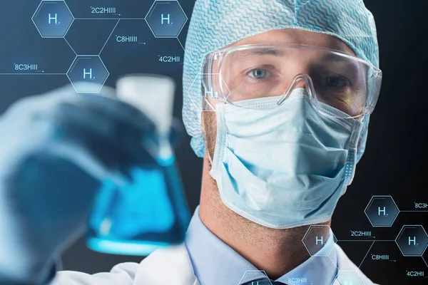 Zblízka vědce drží baňky s chemickými — Stock fotografie