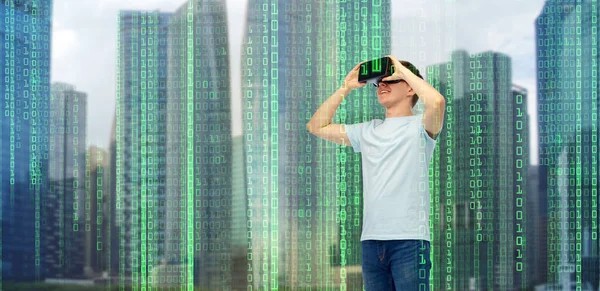 Gelukkig man in virtuele werkelijkheid hoofdtelefoon of 3D-bril — Stockfoto