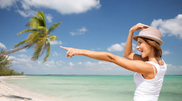 Happy young woman in hat on summer beach — Stock Photo, Image