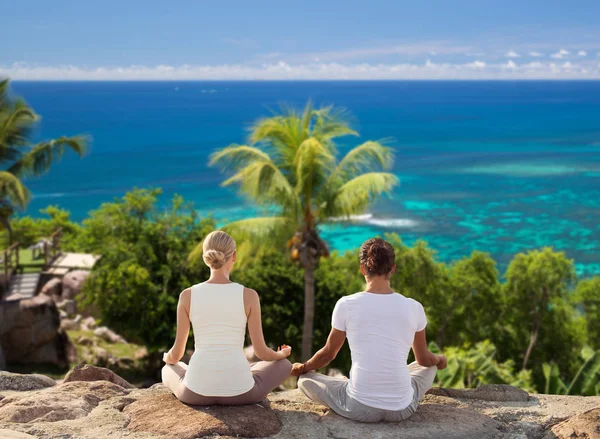 Çift gülümseyen açık havada yapım yoga egzersizleri — Stok fotoğraf