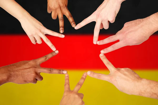 Groep internationale mensen tonen vredesteken — Stockfoto