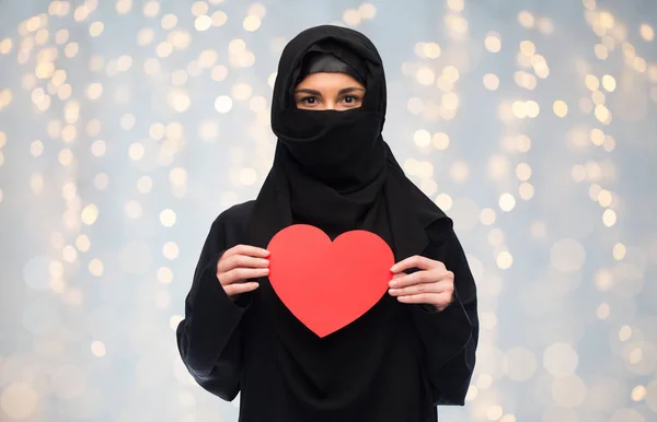 Kırmızı kalp tutan hijab Müslüman kadın — Stok fotoğraf