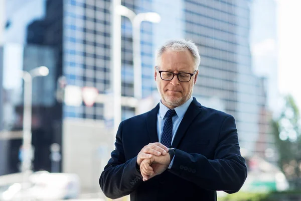 Senior zakenman controleren tijd op zijn polshorloge — Stockfoto