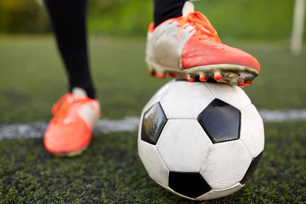 Fotbollspelare som leker med bollen på fotbollsplan — Stockfoto