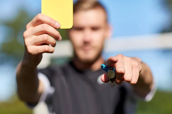 Árbitro en el campo de fútbol mostrando tarjeta amarilla — Foto de Stock