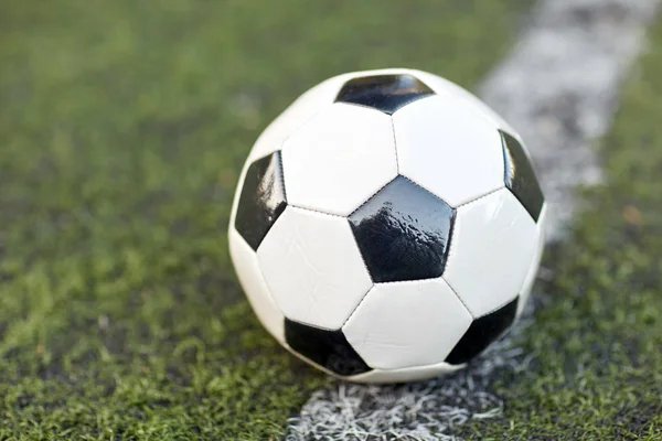 Pelota de fútbol en el campo de fútbol marcando línea — Foto de Stock