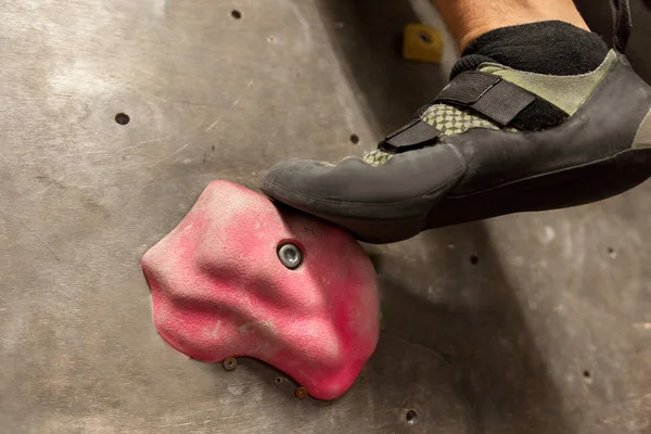 Fuß des Mannes trainiert in Kletterhalle — Stockfoto