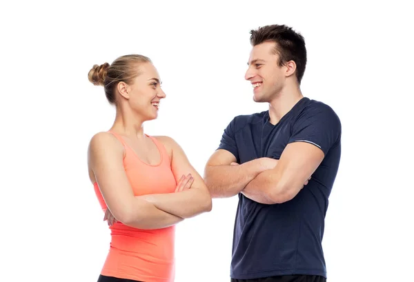 Счастливый спортивный мужчина и женщина — стоковое фото