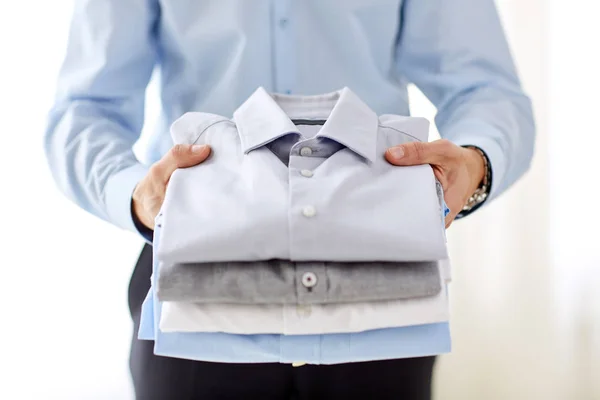 Närbild av affärsmannen holding skjortor — Stockfoto