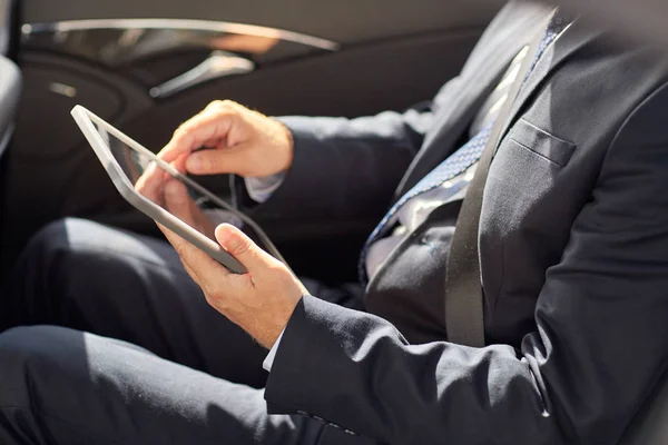 Hombre de negocios senior con la PC tableta de conducción en el coche — Foto de Stock