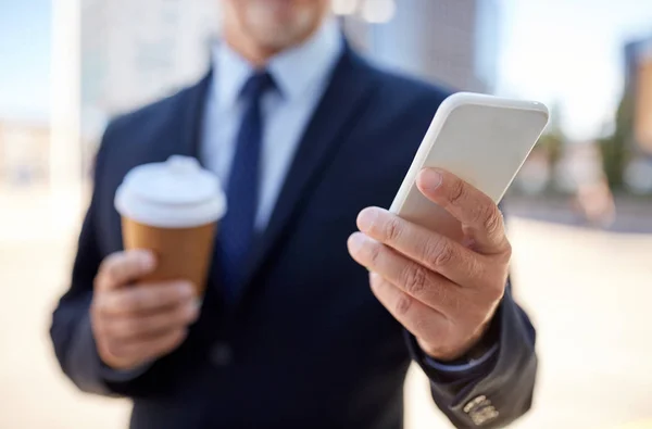 Hombre de negocios senior con teléfono inteligente y café — Foto de Stock