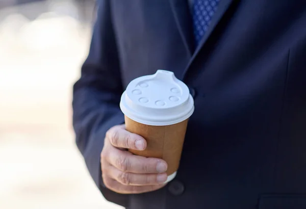 Старший бизнесмен с чашкой кофе на открытом воздухе — стоковое фото