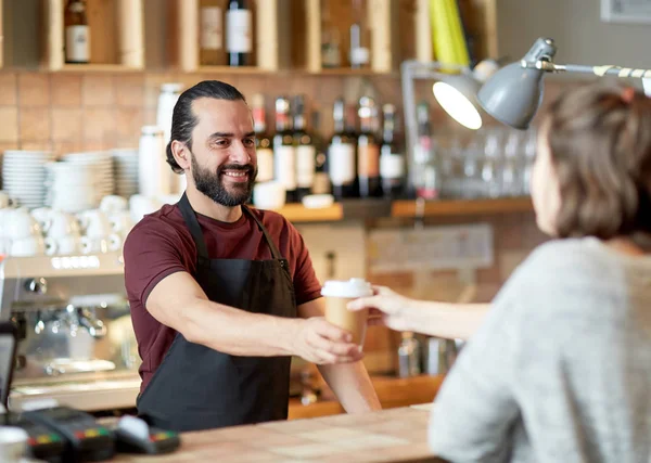 Hombre o camarero que sirve al cliente en la cafetería —  Fotos de Stock