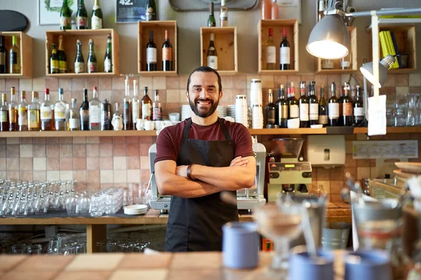 Homem feliz, barman ou garçom no bar — Fotografia de Stock