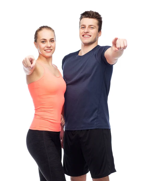 Homem esportivo feliz e mulher apontando dedo — Fotografia de Stock