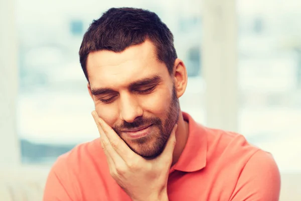 Homem infeliz sofrendo dor de dente em casa — Fotografia de Stock