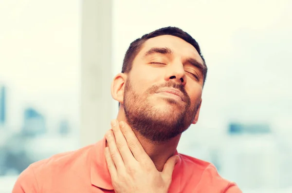 Нещасний чоловік, що страждає від болю в горлі вдома — стокове фото