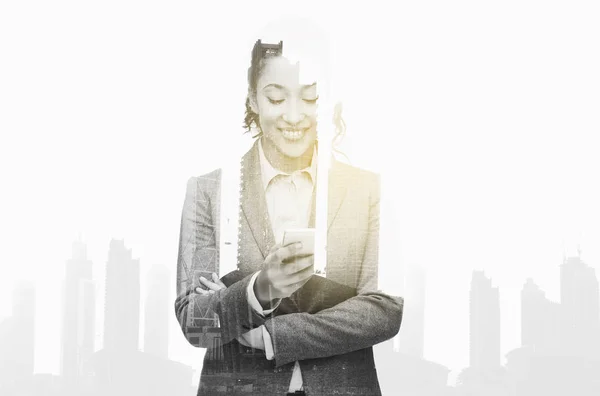 微笑着看着智能手机的女商人 — 图库照片