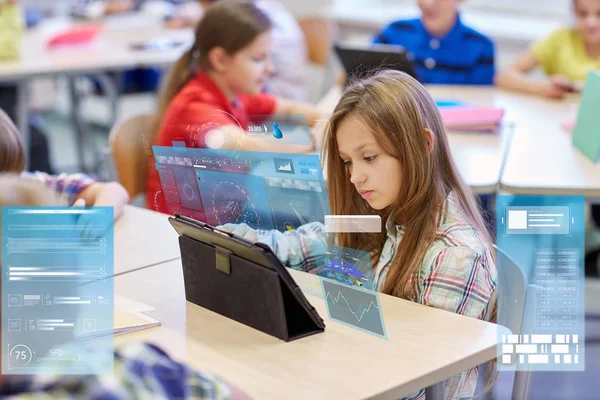 Dzieci w szkole z komputera typu tablet w klasie — Zdjęcie stockowe