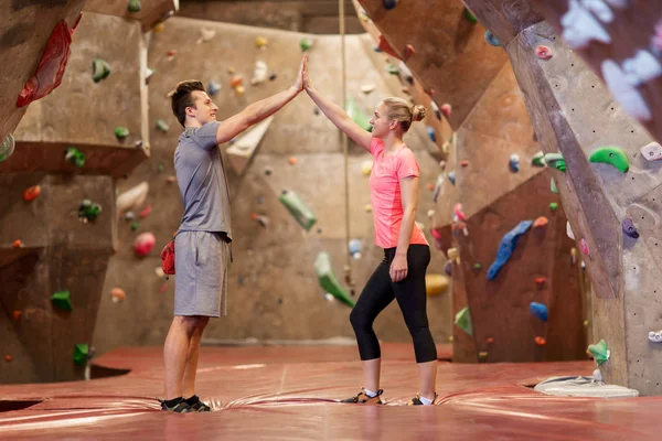 Homem e mulher se exercitando no ginásio de escalada indoor — Fotografia de Stock
